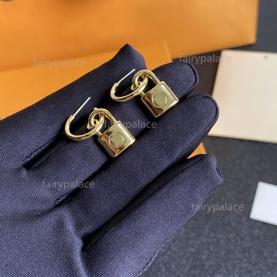 2021 designers Stud women's Earrings Classic letter Ear men Earring Gold Jewelry Accessories High quality fashion Gift for Girls
2021 designers Stud women's Earrings Classic letter Ear men Earring Gold Jewelry Accessories High quality fashion Gift for Girls