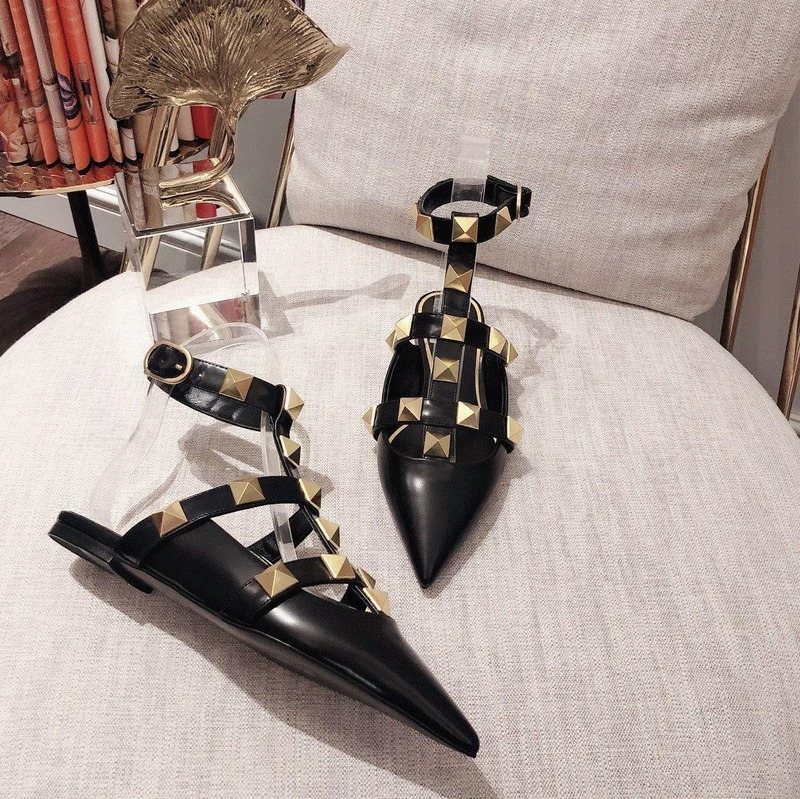 2021 European Classic Luxury Style Women's Slippers, Belt buckle Sandals, Rivets, Decorative Leather, high heel S, Rubber Bottom, More Color, Black
2021 European Classic Luxury Style Women's Slippers, Belt buckle Sandals, Rivets, Decorative Leather, high heel S, Rubber Bottom, More Color, Black