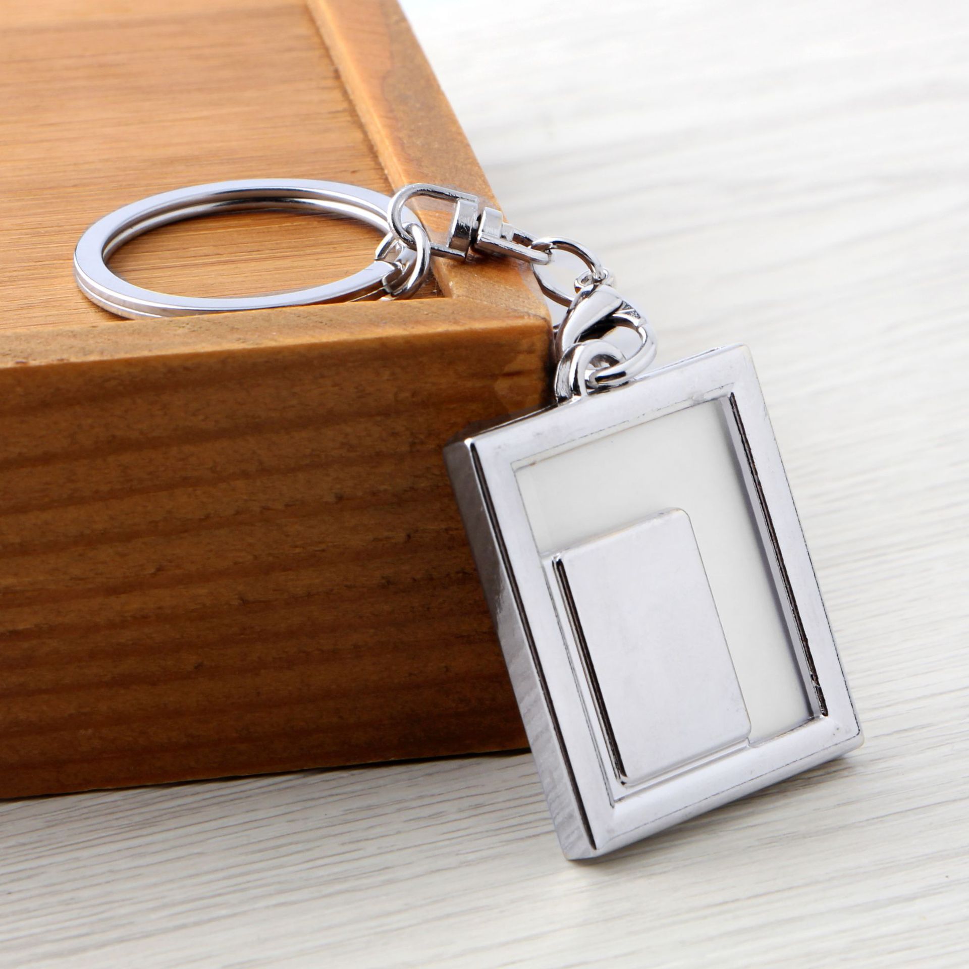 wholesale Personality creative hollow metal photo frame keychain couple keychain pendant holiday custom commemorative key pendants