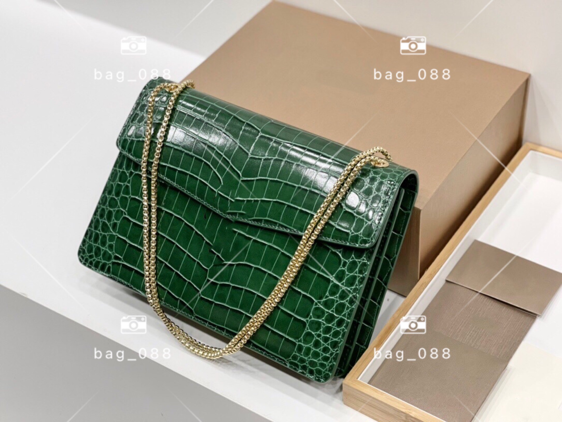 Imported Enamel Color Hardware Shoulder Bag Crocodile Pattern Cowhide Chain Bags Pure Colors Simple Snake Head Clasp High-quality Cross-body Package
Imported Enamel Color Hardware Shoulder Bag Crocodile Pattern Cowhide Chain Bags Pure Colors Simple Snake Head Clasp High-quality Cross-body Package
