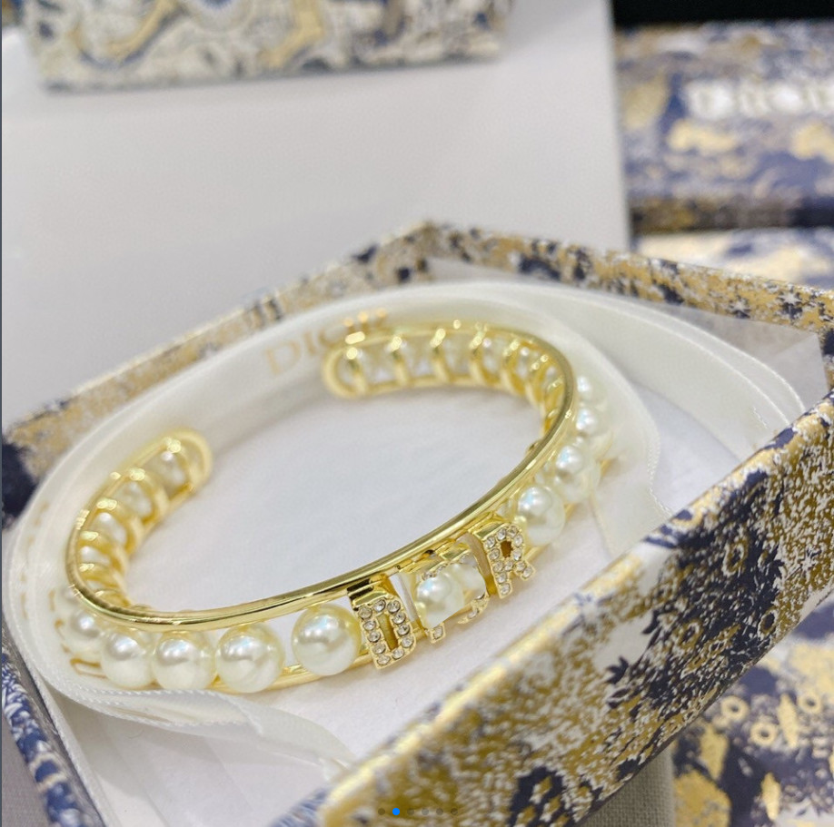 Luxurys Designers Bracelet Bangles Love Bracelets Luxury Designer Carti Jewelry Women Jewel-encrusted Gold pearl Steel For Gift box good qua, Black
Luxurys Designers Bracelet Bangles Love Bracelets Luxury Designer Carti Jewelry Women Jewel-encrusted Gold pearl Steel For Gift box good qua, Black