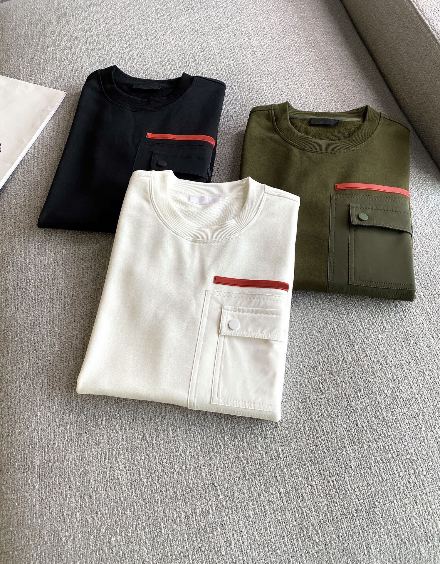 Autumn and winter 2021 new three color high quality hoodie fashion pocket splicing design cotton blend material mens round neck luxury Hoodie, Black
Autumn and winter 2021 new three color high quality hoodie fashion pocket splicing design cotton blend material mens round neck luxury Hoodie, Black