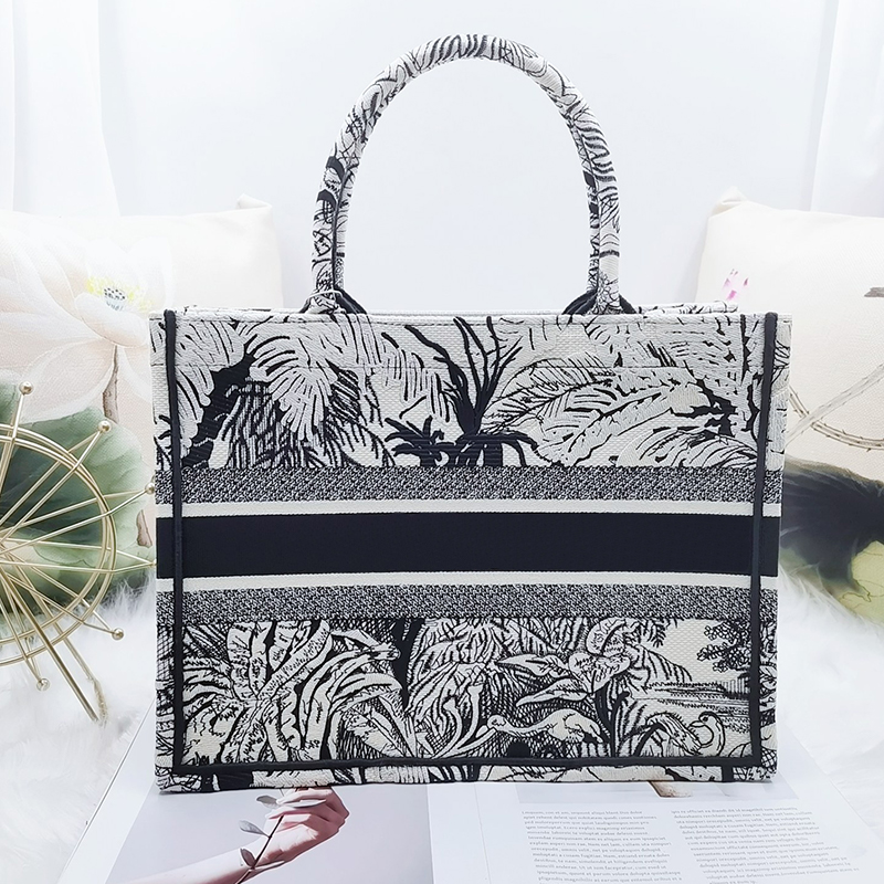 2021 Fashion Ladies Designer Bags Luxury Handbag Handbags Knitted Embroidery Shoulder Bag Two-tone Embroidery
2021 Fashion Ladies Designer Bags Luxury Handbag Handbags Knitted Embroidery Shoulder Bag Two-tone Embroidery