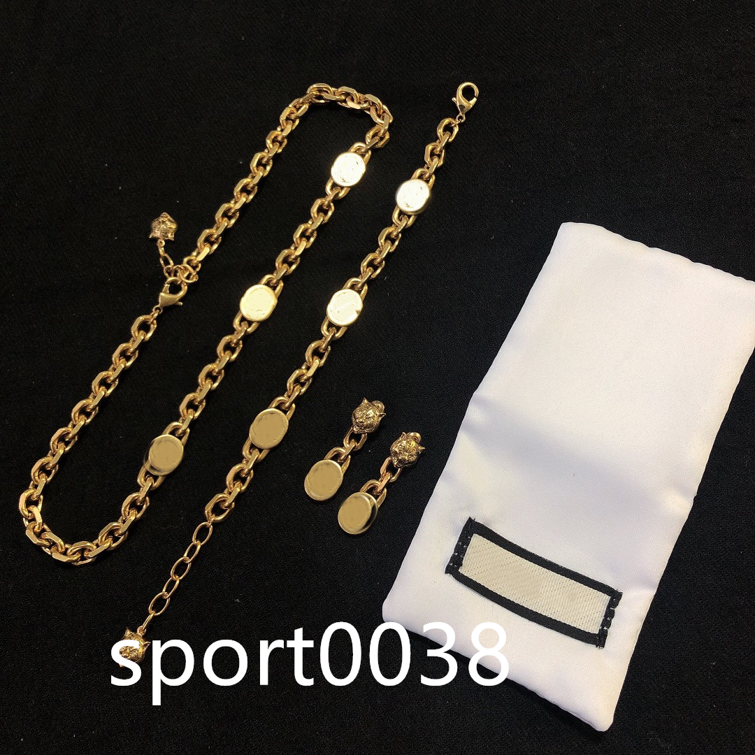 Top Fashion Design Letter Bracelet for Woman Gift Set High Quality Gold Plated Necklace Earrings Jewelry Supply
Top Fashion Design Letter Bracelet for Woman Gift Set High Quality Gold Plated Necklace Earrings Jewelry Supply