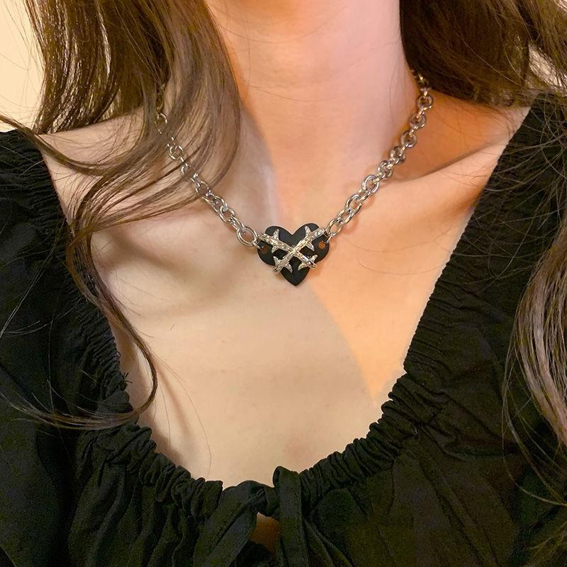 Pendant Necklaces Gothic Punk Style Heart Necklace Women O Chain Party Jewellery Rock Metal Gifts Choker
Pendant Necklaces Gothic Punk Style Heart Necklace Women O Chain Party Jewellery Rock Metal Gifts Choker