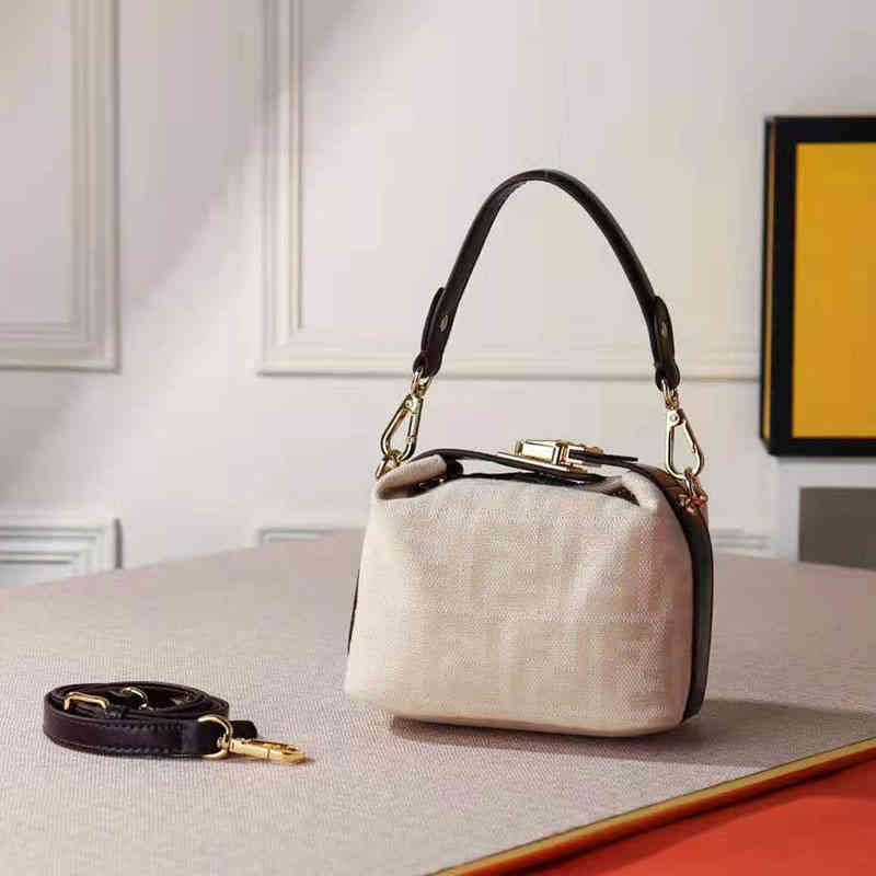 Fend Women Luxurys Designer Bag 21 new FF old flower leather French stick white color cream lunch box
Fend Women Luxurys Designer Bag 21 new FF old flower leather French stick white color cream lunch box