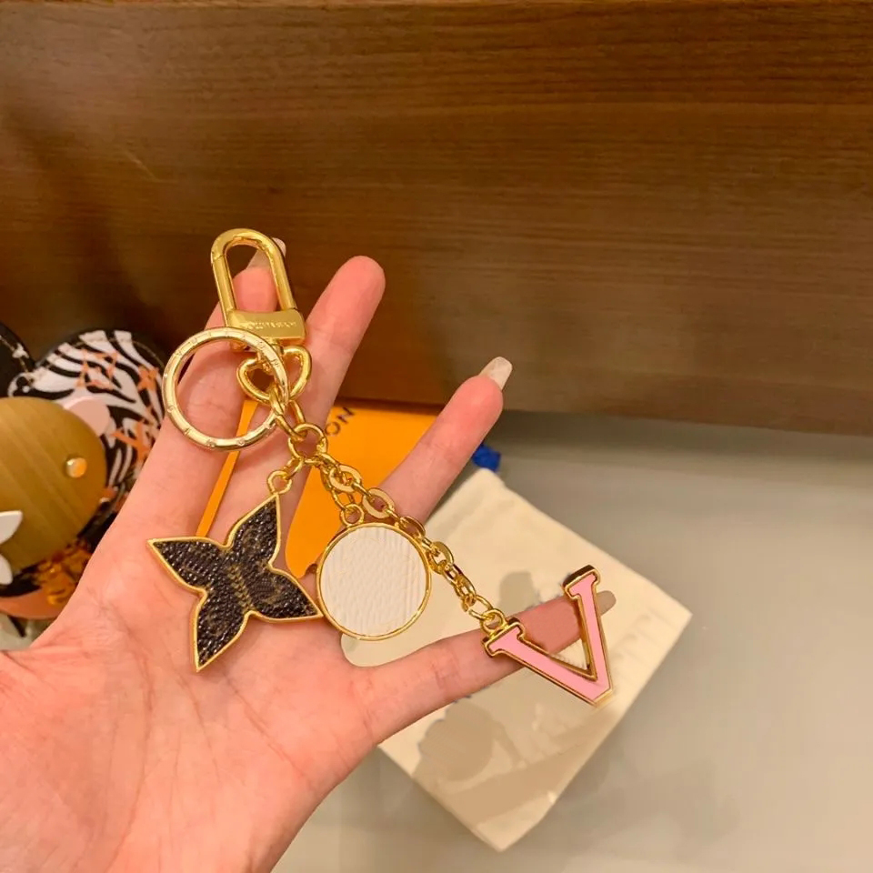 Luxury Designer Keychain Fashion Classic Brand Key Buckle Letter metal Handmade Gold Keychains Mens Womens Bag Pendant High Quality, Silver
Luxury Designer Keychain Fashion Classic Brand Key Buckle Letter metal Handmade Gold Keychains Mens Womens Bag Pendant High Quality, Silver