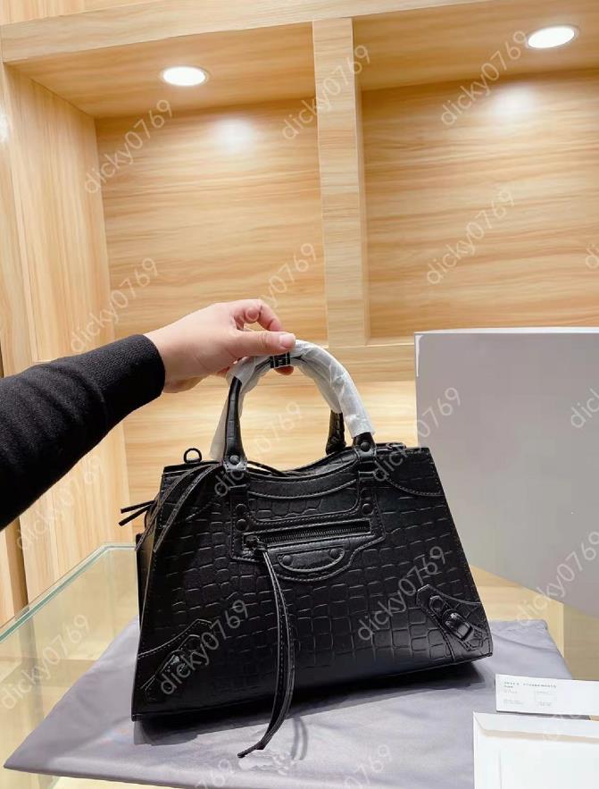 Luxury Designer Women's Neo Classic Bag Leather High Quality Four-Color Motorcycle Bag Handbag Totes, Make up the difference
Luxury Designer Women's Neo Classic Bag Leather High Quality Four-Color Motorcycle Bag Handbag Totes, Make up the difference