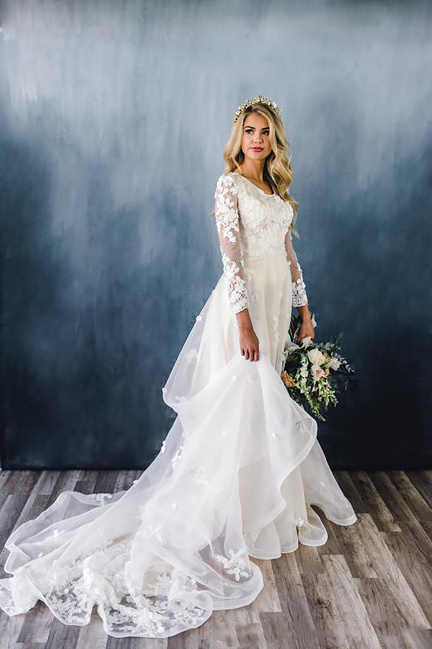 2021 Simple A-line Modest Wedding Dresses Gowns With Long Sleeves Scoop Neck Champagne Lace Appliques Flowers Religious LDS Bridal Gown
