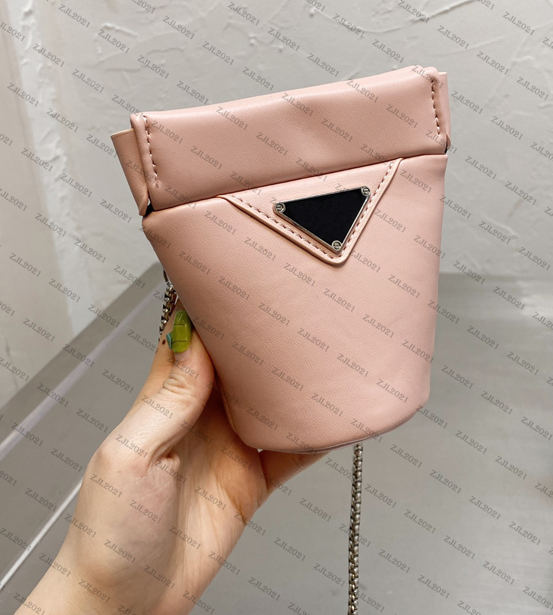 Women luxurys designers bags 2021 mini chain bucket of French fries super cute can be used as decorations
Women luxurys designers bags 2021 mini chain bucket of French fries super cute can be used as decorations