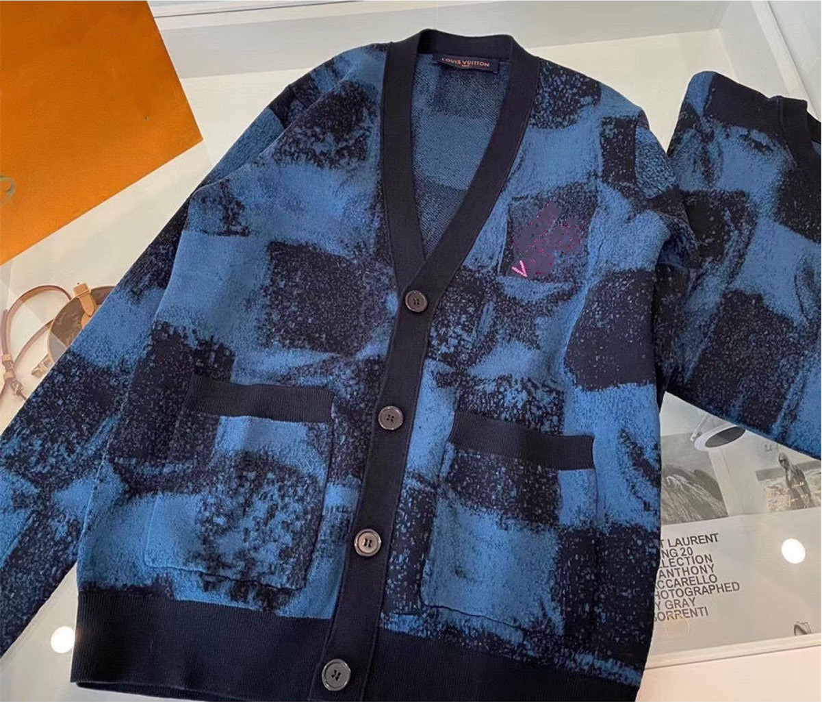 Designer V letter LOGO square loose Women' Knits high version autumn and winter gradient blue knitted cardigan sweater, # 2
Designer V letter LOGO square loose Women' Knits high version autumn and winter gradient blue knitted cardigan sweater, # 2