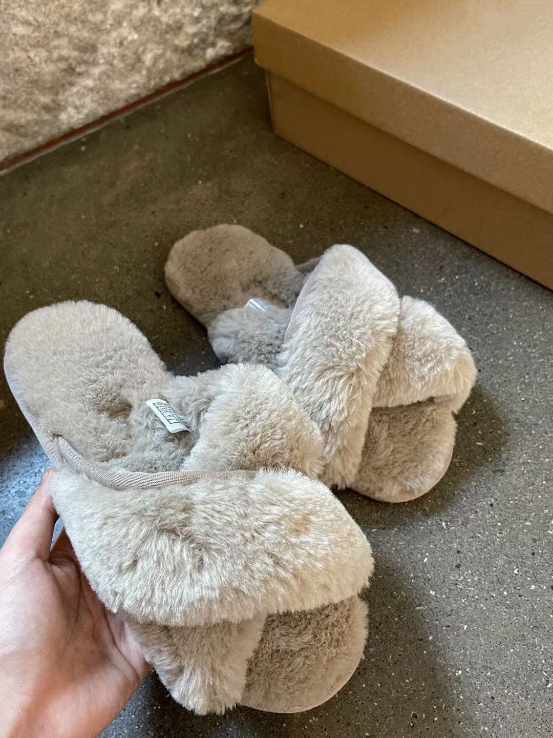 Designer Wool slippers women Slippers Luxury Warm Soft non-slip Winter women's Shoes Black Grey Beige with original box
Designer Wool slippers women Slippers Luxury Warm Soft non-slip Winter women's Shoes Black Grey Beige with original box