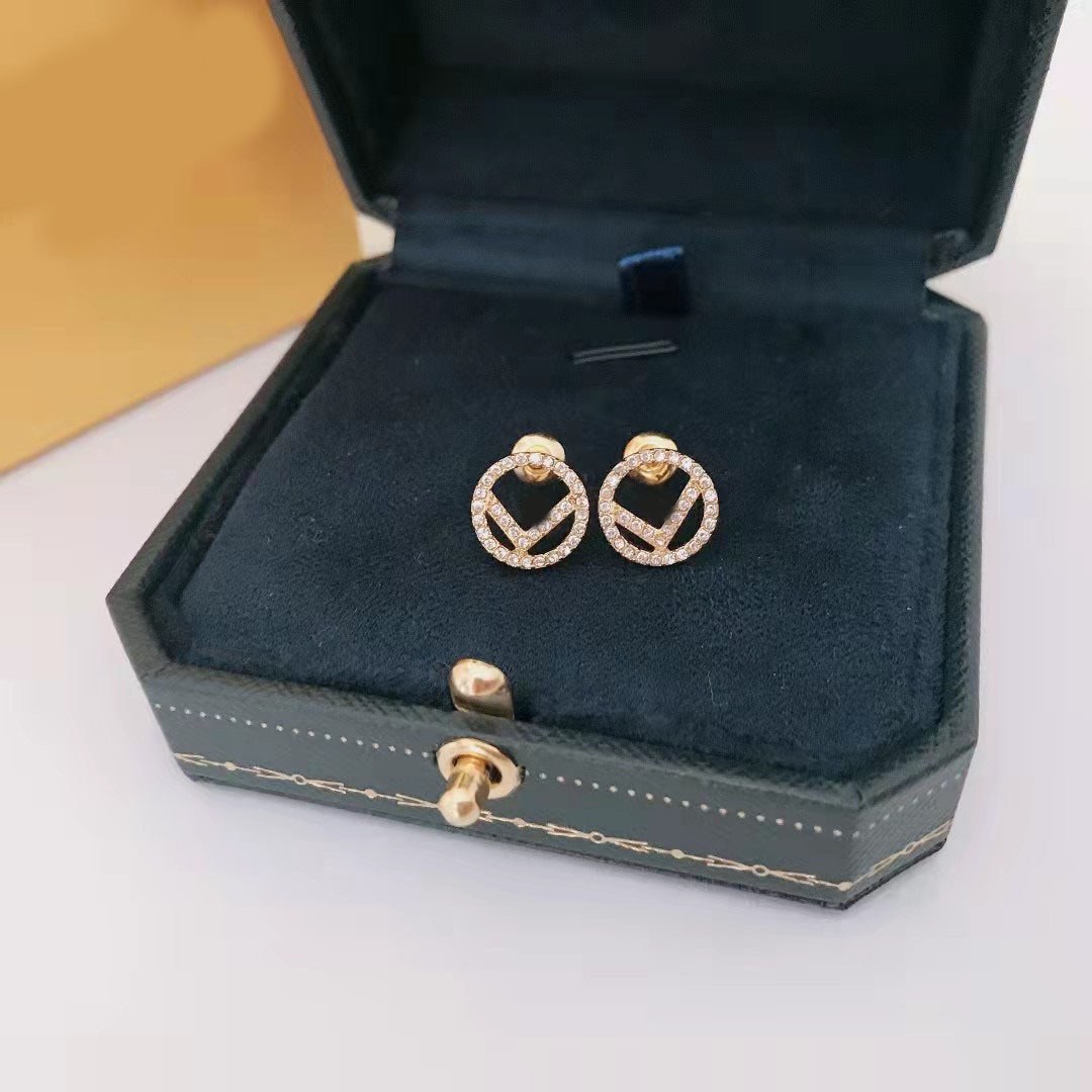 No Box!!! Luxury Women Earrings Designer F Letter Stud Pearl Retro Simple Earrings Top Quality Full Diamond Engagement Earring For Lady
No Box!!! Luxury Women Earrings Designer F Letter Stud Pearl Retro Simple Earrings Top Quality Full Diamond Engagement Earring For Lady