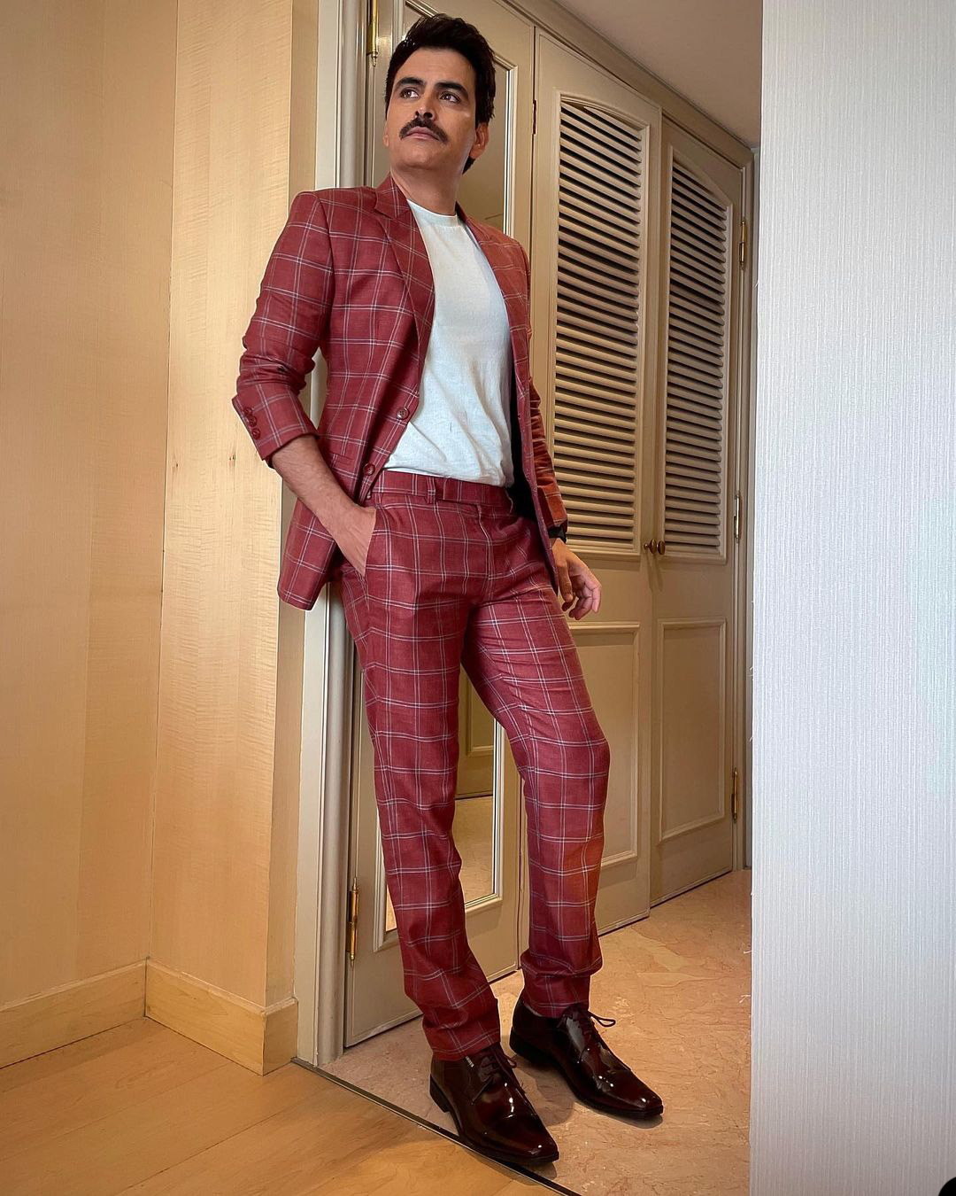 Handsome Wedding Suits Two-Pieces Jacket And Pants Tuxedo Shawl Lapel Slim Formal Party Dance Suit Custom