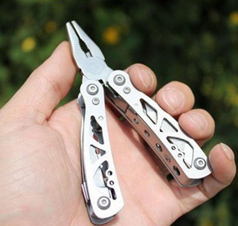 Metal Multi Function Plier Mini Folding Tongs With Screwdriver Filer Knife Opener Outdoor Survival Equipment Hand Tool Pliers Vt0916 R Qbgl2
Metal Multi Function Plier Mini Folding Tongs With Screwdriver Filer Knife Opener Outdoor Survival Equipment Hand Tool Pliers Vt0916 R Qbgl2