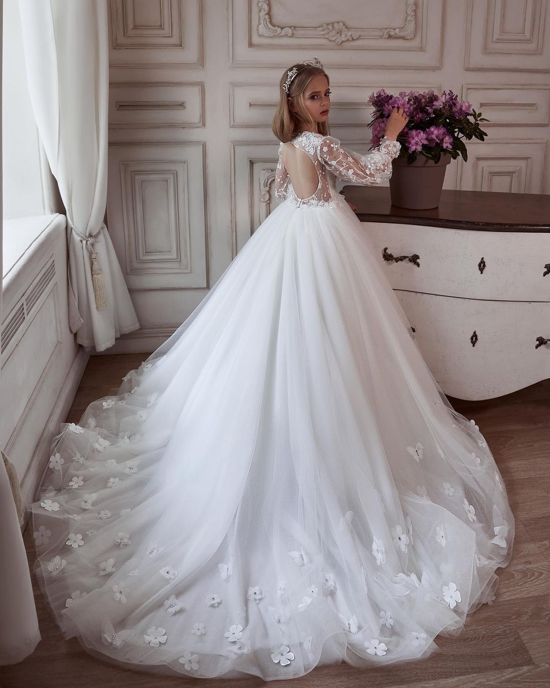 A Fashion E Backless Wer Girl Dresses For Wedding Long Sleeves Beaded Toddler D Appliqued Pageant Gowns Tulle Sequined First Communion Dress