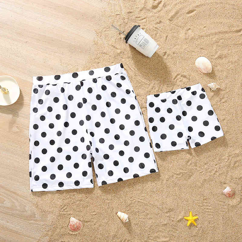 Dad Son Swimwear Beach Bath Swimsuits Dots Family Look Bikini Mommy Me Clothes Mom and Daughter Dress Matching Outfits 210417