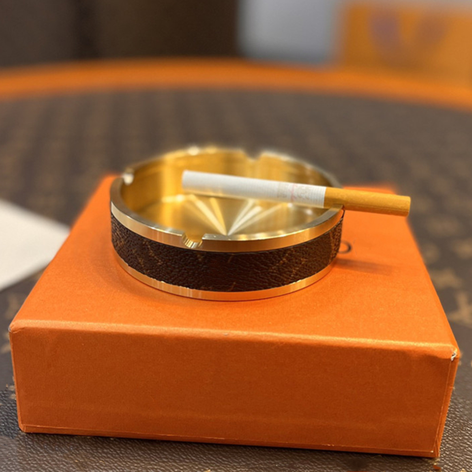 LIV Leather Copper Ashtray Collectable Companion Gallery Trendy Original House Crystal Ceramic Ashtrays Tabletop Arts Crafts Items Storage Tray 9*2.5CM 2021
LIV Leather Copper Ashtray Collectable Companion Gallery Trendy Original House Crystal Ceramic Ashtrays Tabletop Arts Crafts Items Storage Tray 9*2.5CM 2021