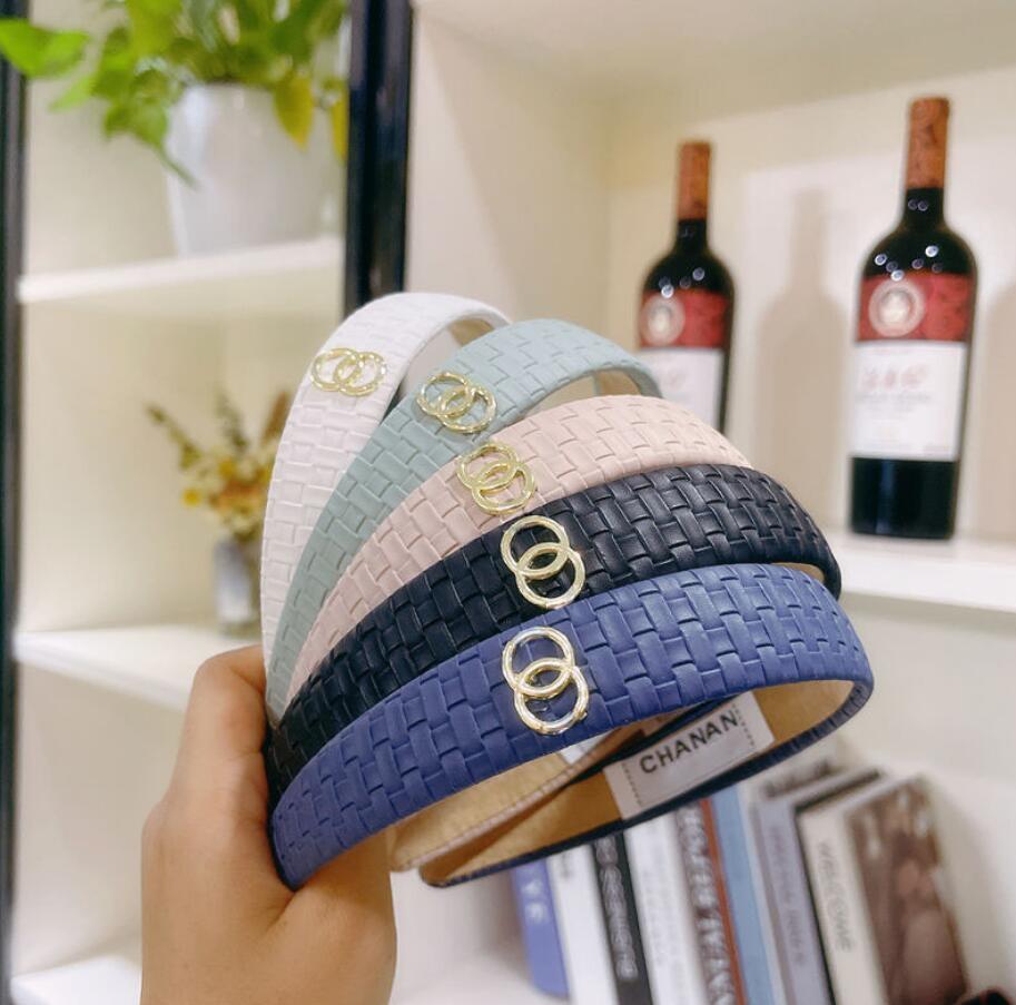 Vintage Brand Designer Simple Womens Solid Color Headband Luxury High-end PU Leather Weaving Hairhoop Letter Printing Hairbands Headwrap Women Hair Accessories
Vintage Brand Designer Simple Womens Solid Color Headband Luxury High-end PU Leather Weaving Hairhoop Letter Printing Hairbands Headwrap Women Hair Accessories
