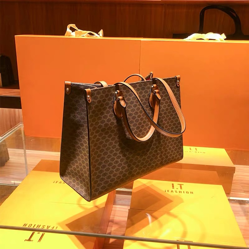 2021 Newly pet backpack, color matching mommy shopping bag, large capacity fashion one-shoulder handbag brand leather tote