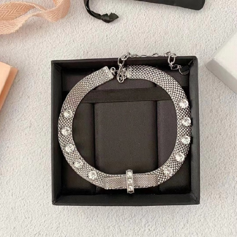 MIU 21 Mesh Retro Three-Dimensional Bow Crystal Hollow Light Short Chain Necklace All-match
MIU 21 Mesh Retro Three-Dimensional Bow Crystal Hollow Light Short Chain Necklace All-match