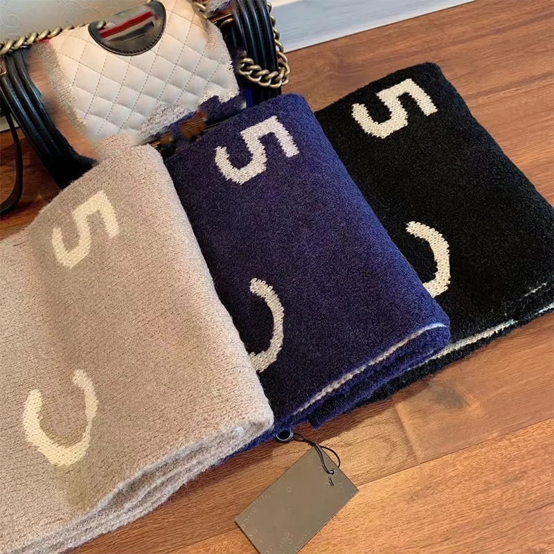Womans Scarfs Letters Designer Scarf Classic Scarves Luxury Fashion Cashmere Winter Autumn Warm Soft Wool Weave Tiuso
Womans Scarfs Letters Designer Scarf Classic Scarves Luxury Fashion Cashmere Winter Autumn Warm Soft Wool Weave Tiuso
