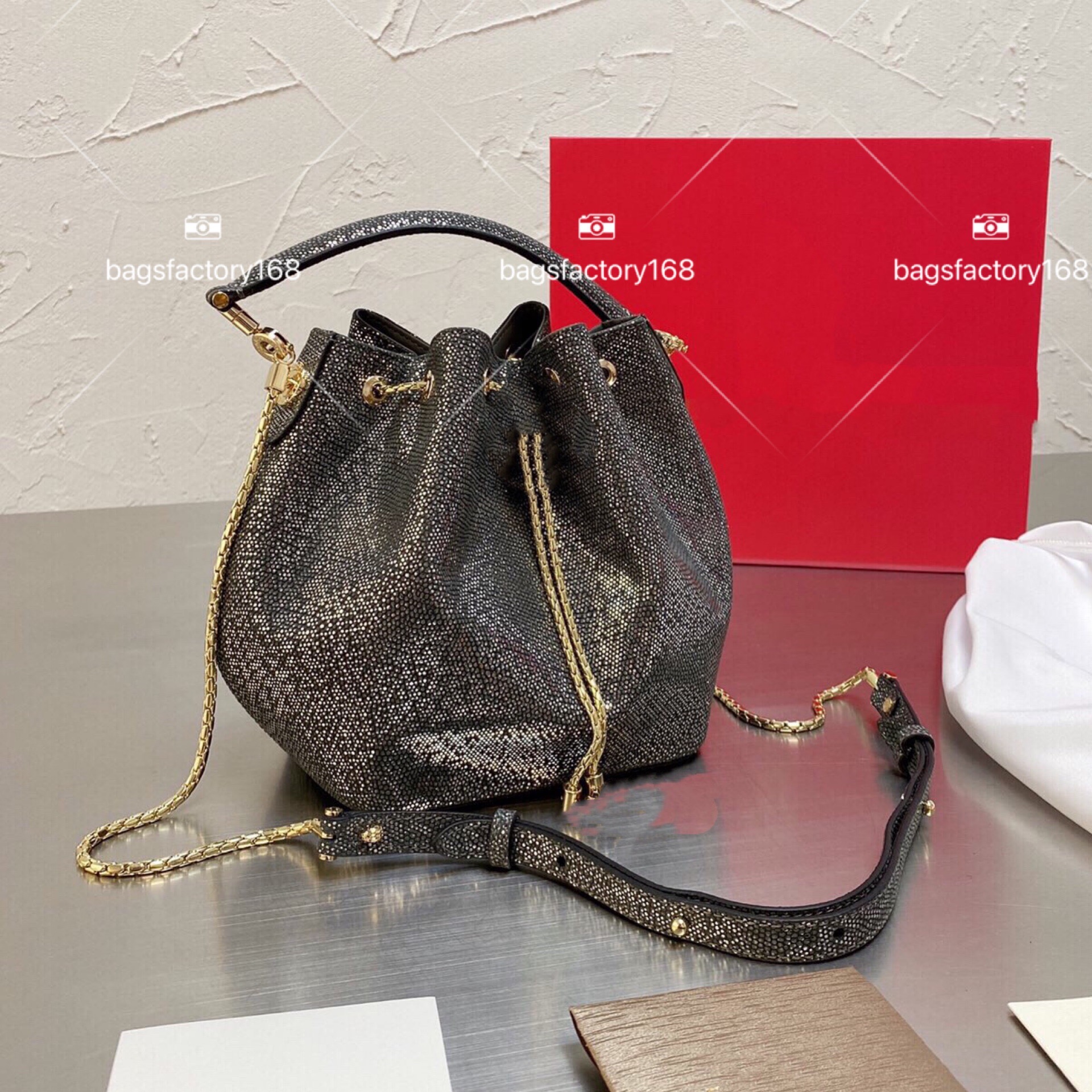 European And American Style Top Luxury Design Snake Print Bucket Bag Lady Multicoloured Enamel Buckled Chain Shoulder Bags Street Casual Bri
European And American Style Top Luxury Design Snake Print Bucket Bag Lady Multicoloured Enamel Buckled Chain Shoulder Bags Street Casual Bri