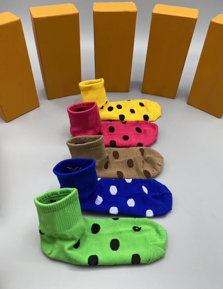 Trendy Designer Mens Women Socks With Letters Fashion Colorful Stockings 5 Pairs Box High Quality Men Woman Casual Sports Sock 2 Styles, No.1
Trendy Designer Mens Women Socks With Letters Fashion Colorful Stockings 5 Pairs Box High Quality Men Woman Casual Sports Sock 2 Styles, No.1