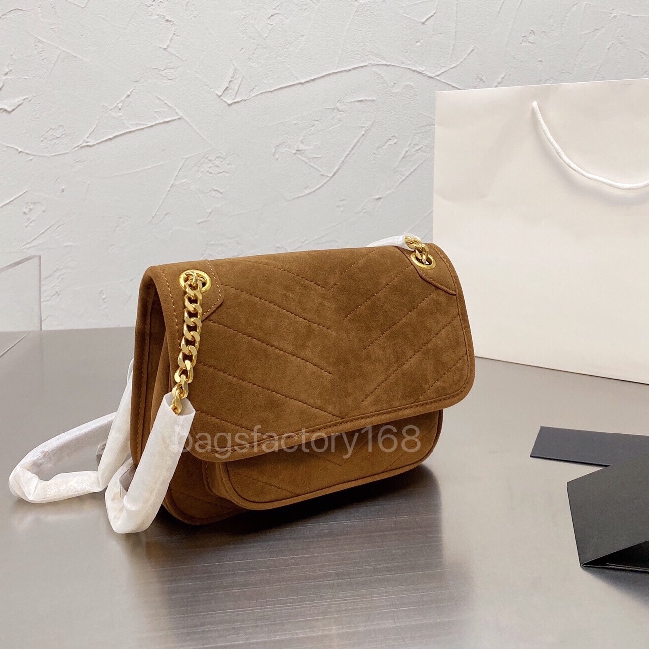 Premium Classic Design Sanded Niki Messenger Bag Chain Envelope Bags Deerskin Gold Hardware Large Logo Embellished Ladies Daily Casual Commuter Shoulder Package, Customize
Premium Classic Design Sanded Niki Messenger Bag Chain Envelope Bags Deerskin Gold Hardware Large Logo Embellished Ladies Daily Casual Commuter Shoulder Package, Customize