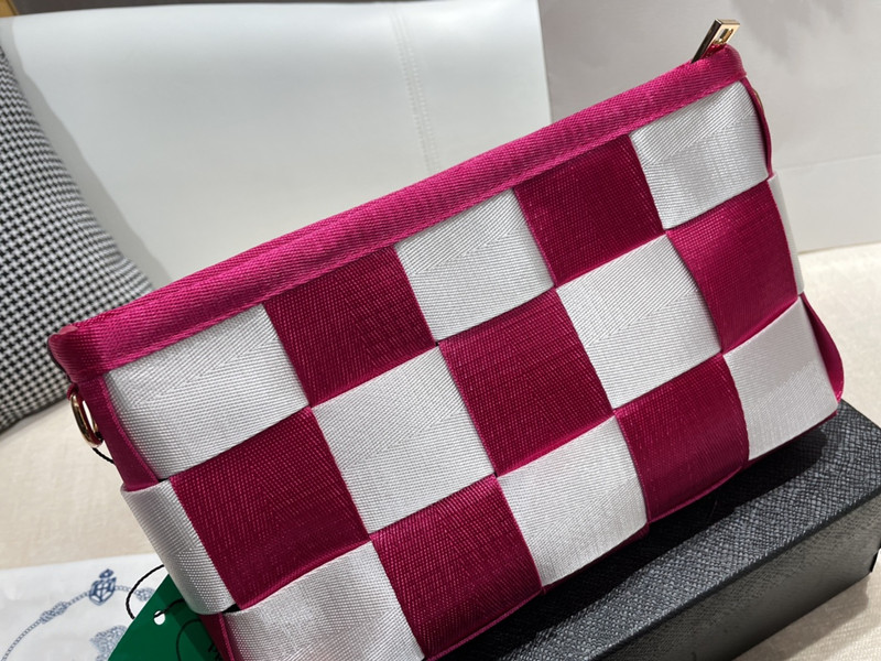 2021 autumn and winter new fashion women shoulder bags classic Chessboard knitting handbags High quality solid nylon Famous Luxury Designers size:25*15cm
2021 autumn and winter new fashion women shoulder bags classic Chessboard knitting handbags High quality solid nylon Famous Luxury Designers size:25*15cm