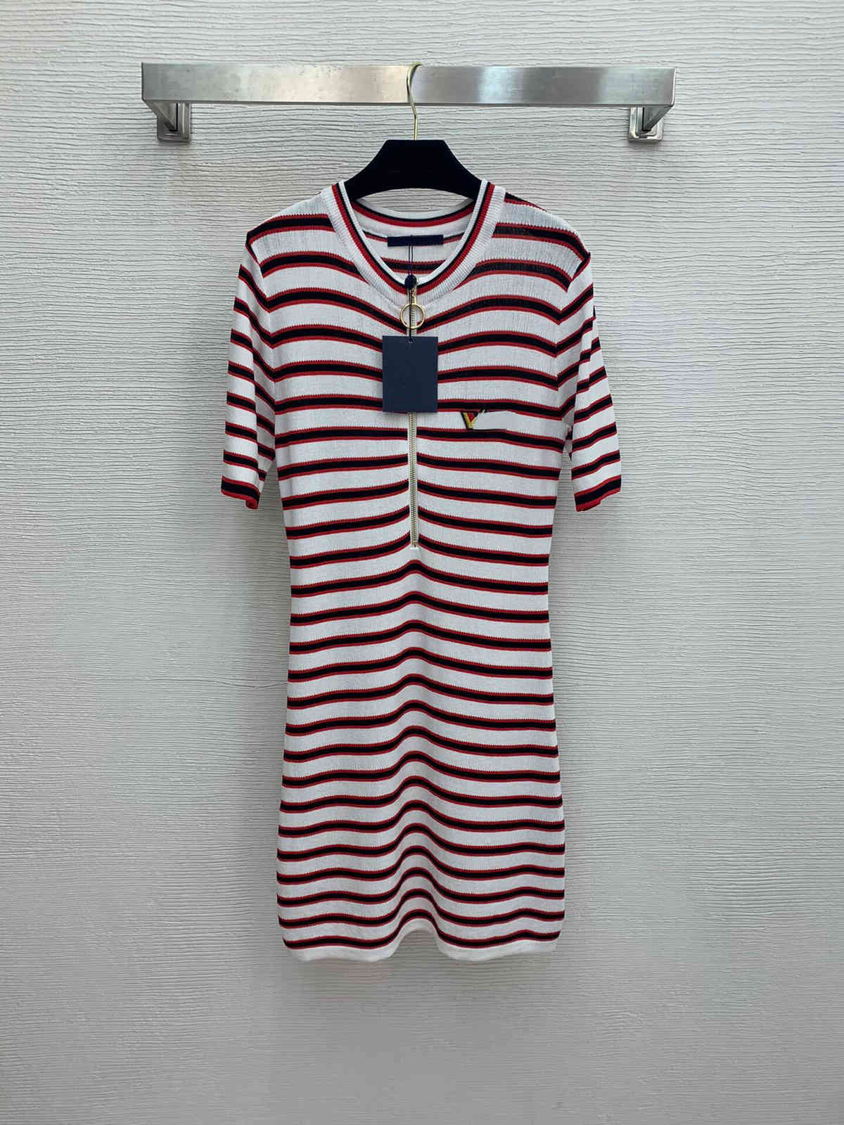 dress 2021 early spring striped half zip embroidered badge round neck short sleeve slim knit, White;black
dress 2021 early spring striped half zip embroidered badge round neck short sleeve slim knit, White;black