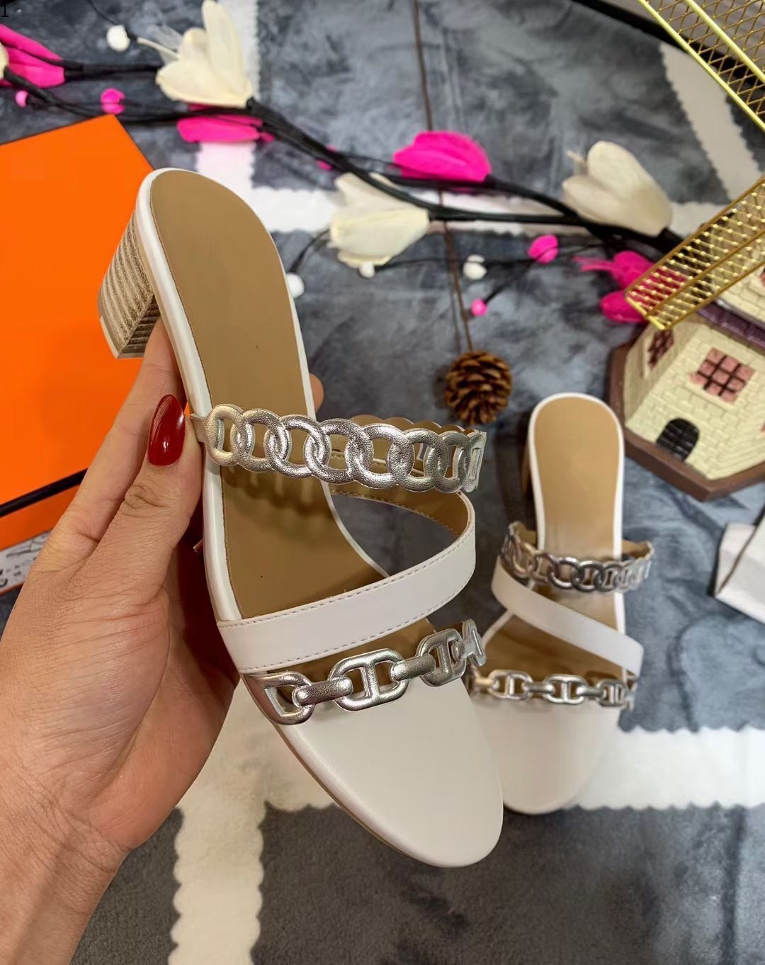 Designer leather flat sandals 2021 summer shoes metal slide and women's slippers fashion luxury mkj002
Designer leather flat sandals 2021 summer shoes metal slide and women's slippers fashion luxury mkj002