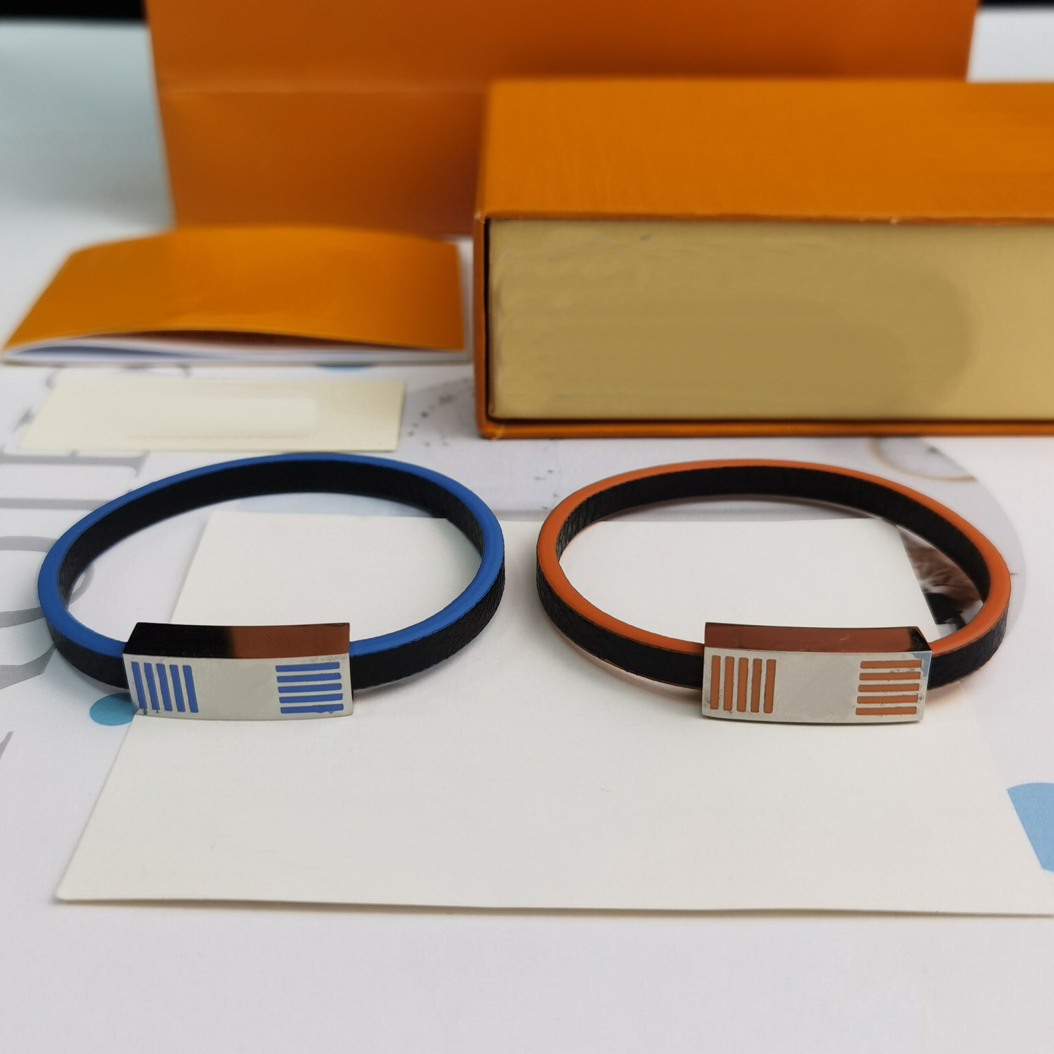 Europe America Fashion Men Lady Women Enamel Engraved V Letter Silver-colour Hardware Edge It Leather Bracelet Bangle 2 Color
Europe America Fashion Men Lady Women Enamel Engraved V Letter Silver-colour Hardware Edge It Leather Bracelet Bangle 2 Color