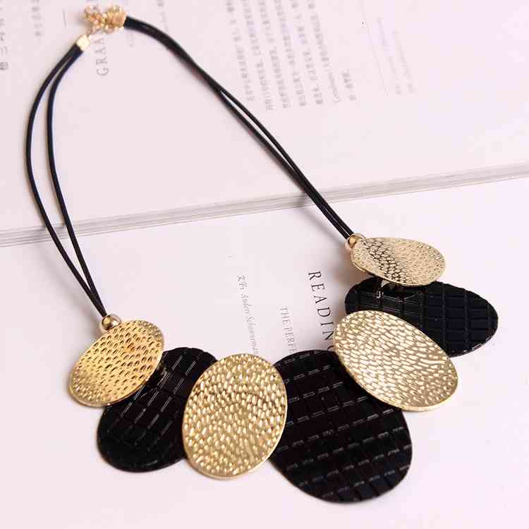 Winter Necklace Women's Accessories Clothing Exaggerated Design Temperament Sweater Chain Autumn and Short Style Simple Atmosphere