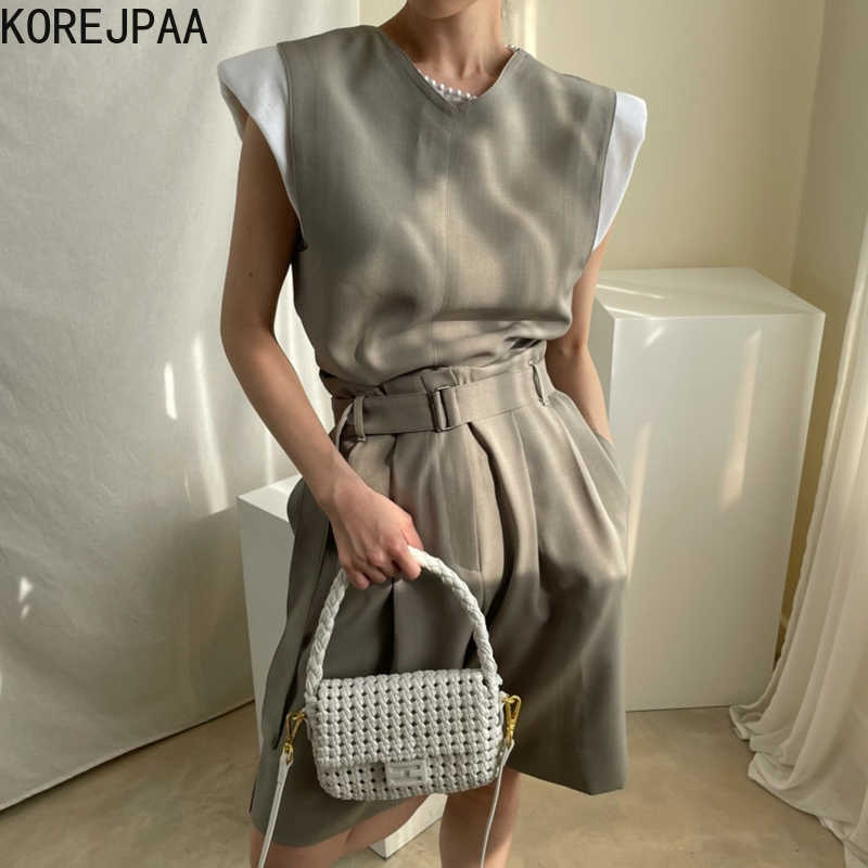 Korejpaa Women Sets Summer Korean Chic Ladies French V-Neck Hollow Button Design Vest High Waist Loose Casual Shorts 210526, Beige vest
Korejpaa Women Sets Summer Korean Chic Ladies French V-Neck Hollow Button Design Vest High Waist Loose Casual Shorts 210526, Beige vest