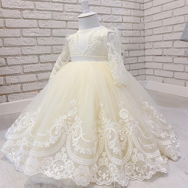 2021 Ivory Lace Flower Girl Dresses Ball Gown Long Sleeves Vintage Lilttle Kids Birthday Pageant Weddding Gowns