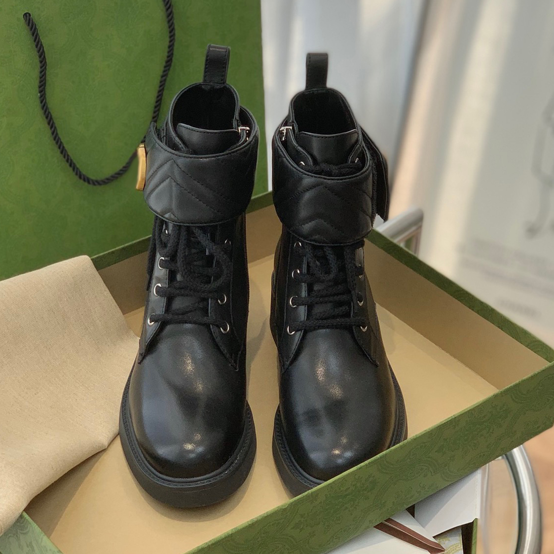Brand Martin short boots womens Fashion Classic Thick heels shoes snow Boot luxury leather designer Letter boots metal logo, Supplement (not shipped separately)
Brand Martin short boots womens Fashion Classic Thick heels shoes snow Boot luxury leather designer Letter boots metal logo, Supplement (not shipped separately)