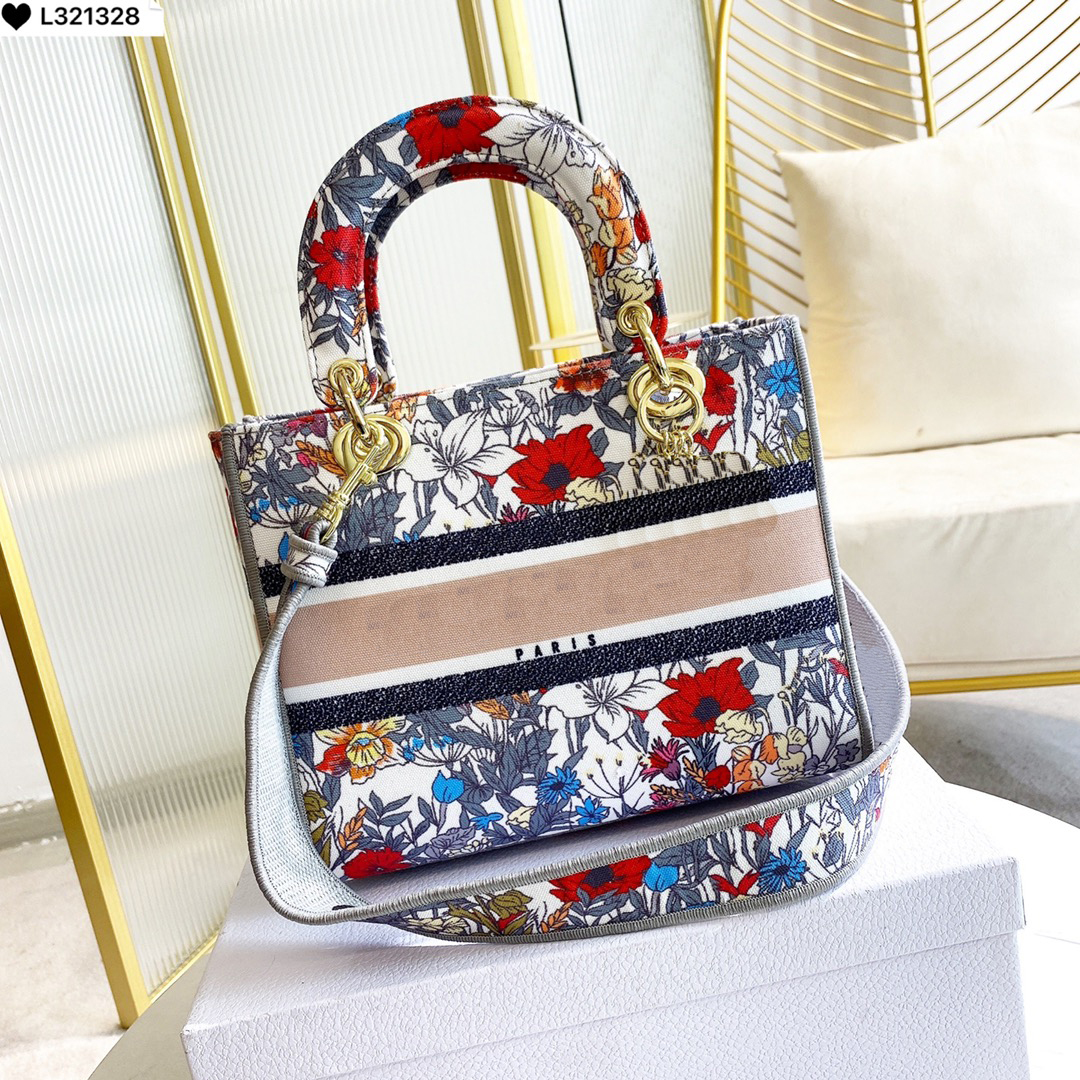 22ss Luxurys shopping bag Designers Bags Handbag Classic Style Women Shoulder Bages High Quanlity Totes Fashion and All-match Nice Material cross body, Make up for price
22ss Luxurys shopping bag Designers Bags Handbag Classic Style Women Shoulder Bages High Quanlity Totes Fashion and All-match Nice Material cross body, Make up for price