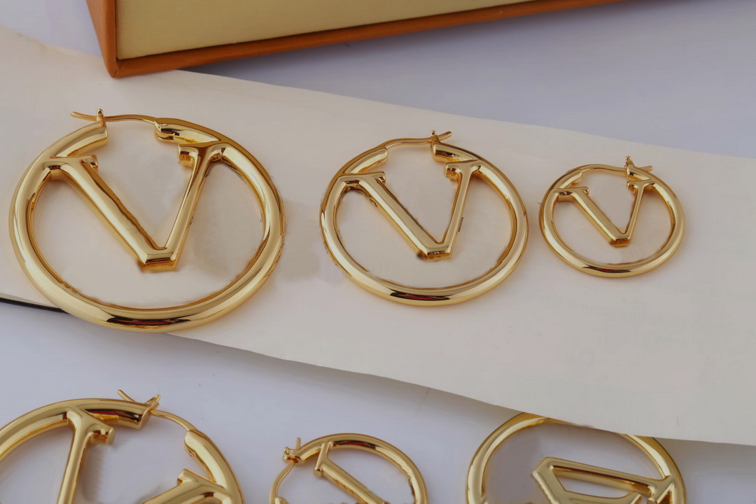 Europe America Fashion Style Stud Earrings Lady Women Gold/Silver/Rose-Colour Hardware Engraved Hollow Out V Initials Hoop Earring M00396 Size S M L
Europe America Fashion Style Stud Earrings Lady Women Gold/Silver/Rose-Colour Hardware Engraved Hollow Out V Initials Hoop Earring M00396 Size S M L