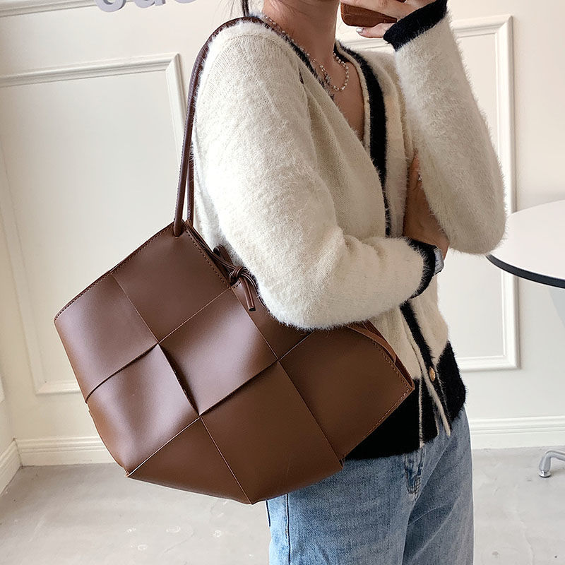 venetas bottega Advanced sense woven women's 2021 autumn tide armpit bag versatile large capacity Single Shoulder Tote Bag wan FUNT
venetas bottega Advanced sense woven women's 2021 autumn tide armpit bag versatile large capacity Single Shoulder Tote Bag wan FUNT
