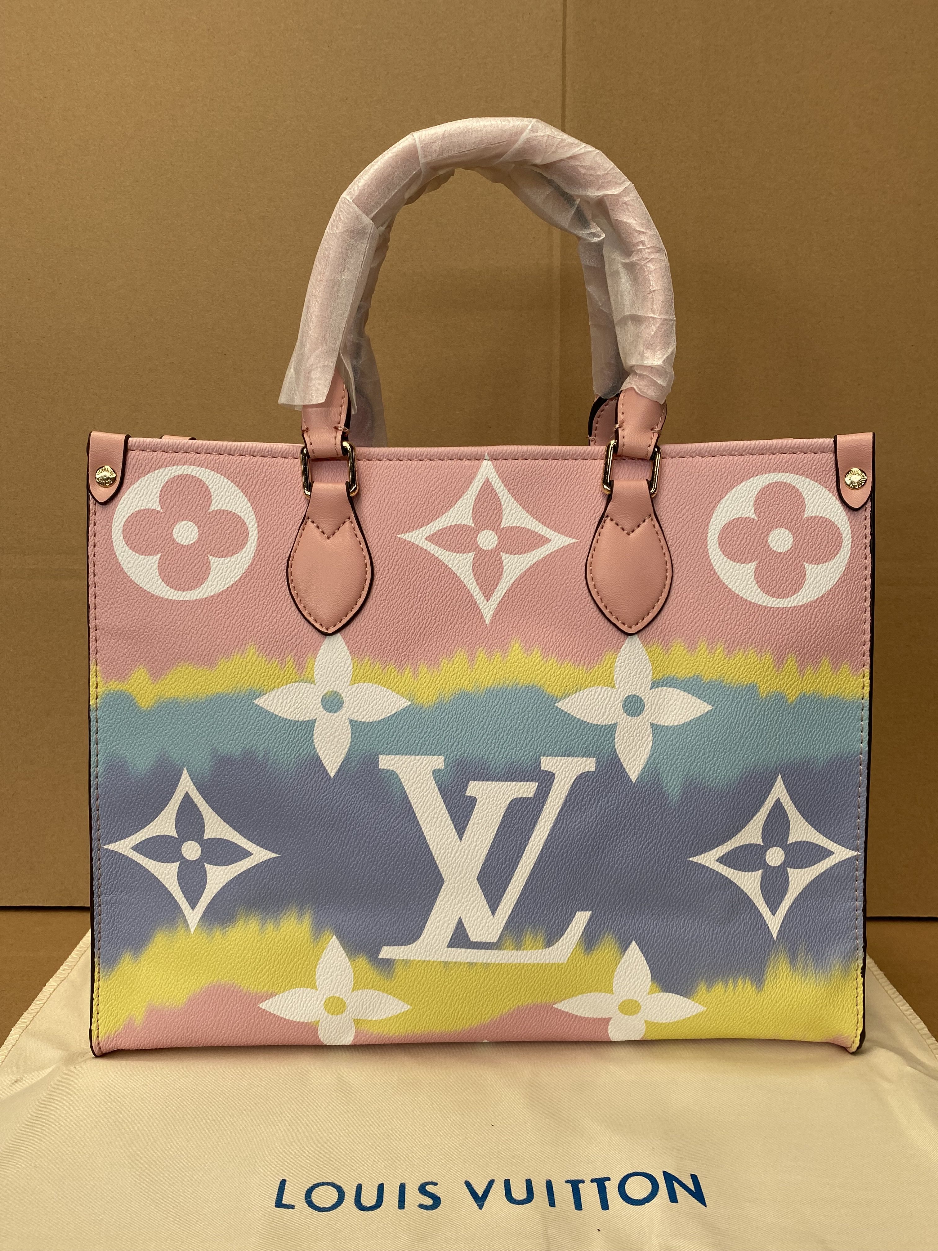 LOUIS VITTON LV new sell like hot cakes Luxury Designers Bags Shoulder Bag Women's Messenger Bag On The Go Shopping Bag L88211, Pink
LOUIS VITTON LV new sell like hot cakes Luxury Designers Bags Shoulder Bag Women's Messenger Bag On The Go Shopping Bag L88211, Pink