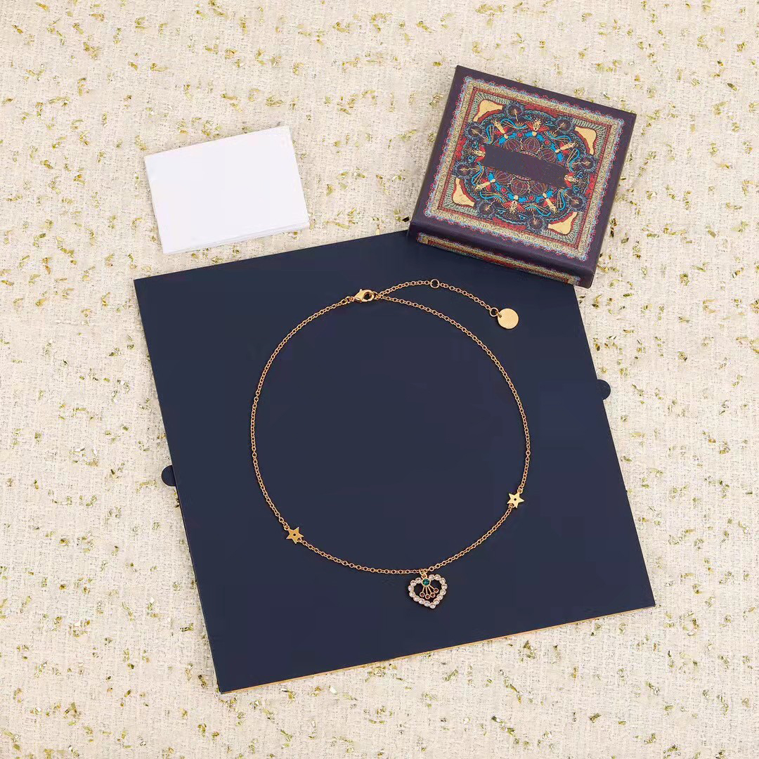 Luxury Designers Necklace Fashion Bracelet Earrings women's jewelry trendy three piece set high quality craft Love Pendant Necklace anniversary birthday gift
Luxury Designers Necklace Fashion Bracelet Earrings women's jewelry trendy three piece set high quality craft Love Pendant Necklace anniversary birthday gift