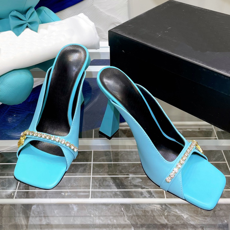 Designers heeled sandals Crystal Rhinestone decoration square head slippers 9.5CM heels open toe womens shoe Top quality 100% cowhide Large size sandal with box, Black satin
Designers heeled sandals Crystal Rhinestone decoration square head slippers 9.5CM heels open toe womens shoe Top quality 100% cowhide Large size sandal with box, Black satin