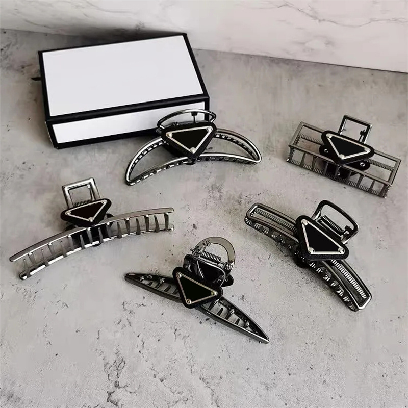 Designer Women Hairpin Fashion Letter Triangle Metal Claws Hair Clips Headwear Large Size Shark Clip Womens Girl Brand Hairclips
Designer Women Hairpin Fashion Letter Triangle Metal Claws Hair Clips Headwear Large Size Shark Clip Womens Girl Brand Hairclips