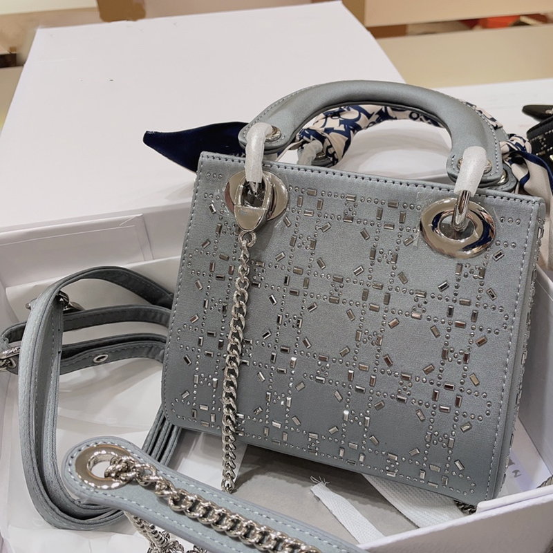 Shoulder Bags Totes Mini bag Designer Cross Body high-quality Genuine Leather Fashion brand Handbag Silver Chain 2 Different colors With the original box size 17-10 cm, Black
Shoulder Bags Totes Mini bag Designer Cross Body high-quality Genuine Leather Fashion brand Handbag Silver Chain 2 Different colors With the original box size 17-10 cm, Black