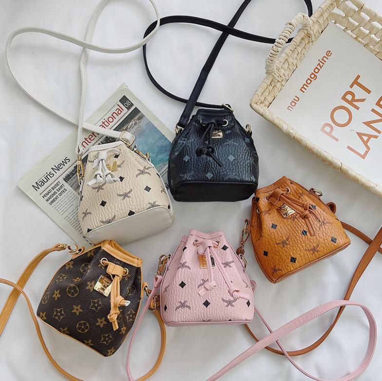 Children Kids Single Shoulder Handbags Designer Letters Print Fashion Girl Princess Cross Body Change Purse PU Leather Messenger Bucket Bags, Beige
Children Kids Single Shoulder Handbags Designer Letters Print Fashion Girl Princess Cross Body Change Purse PU Leather Messenger Bucket Bags, Beige