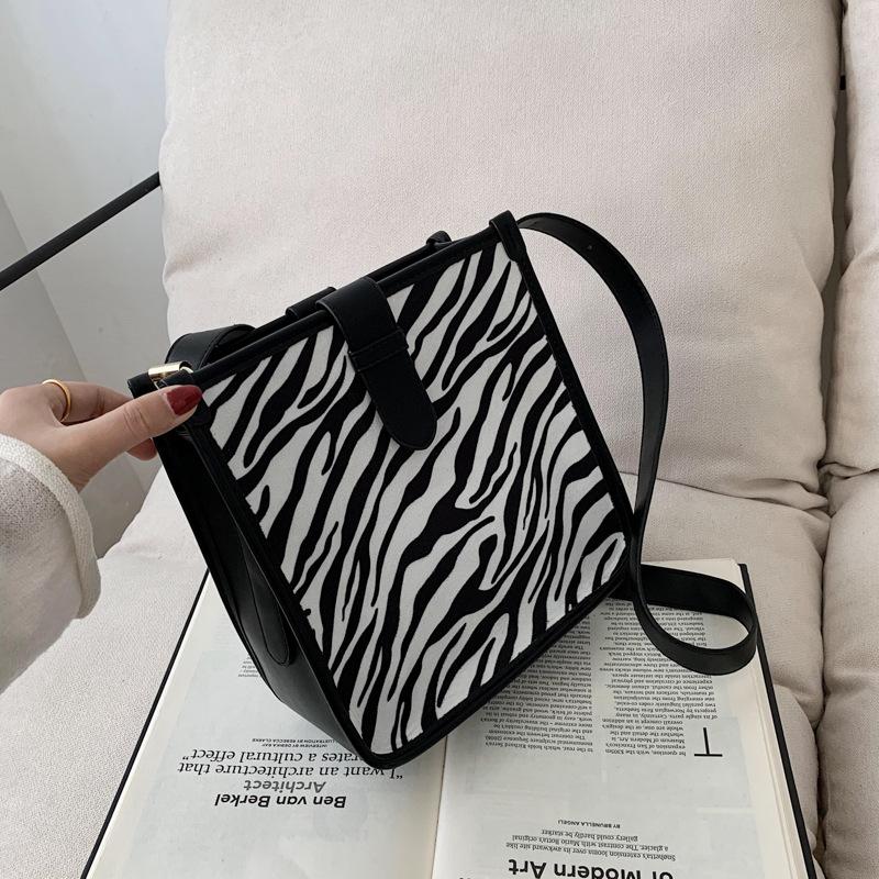 Shoulder Bags Fashion Waterproof Large Capacity Handbag Women's Leisure Bag Beach Leopard Pattern Female, Cow grain
Shoulder Bags Fashion Waterproof Large Capacity Handbag Women's Leisure Bag Beach Leopard Pattern Female, Cow grain