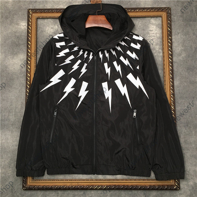 21ss Fashion designer jackets for mens thin windbreaker geometry print jacket Light zip windbreakers streetwear outwear coat, Black
21ss Fashion designer jackets for mens thin windbreaker geometry print jacket Light zip windbreakers streetwear outwear coat, Black