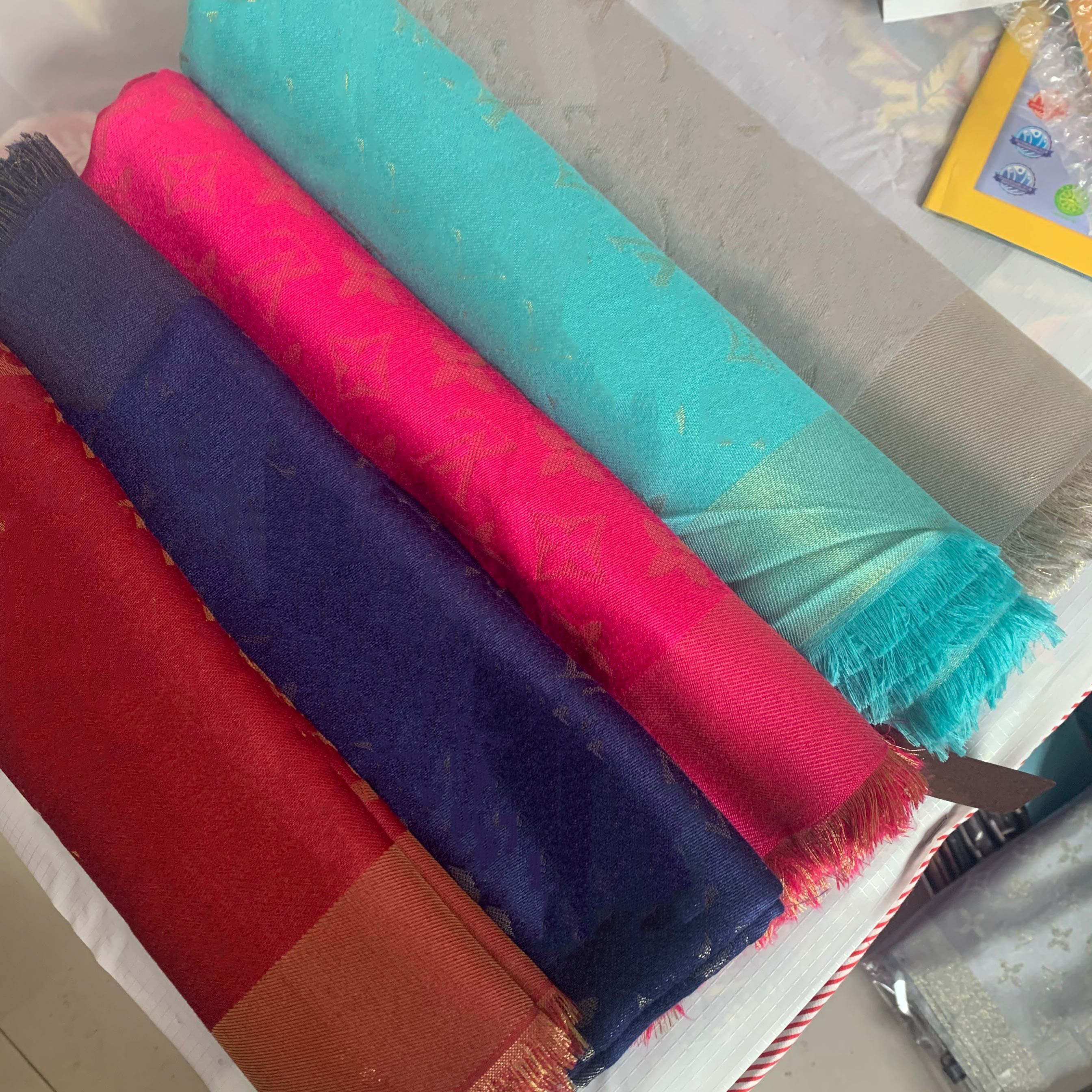 Brand scarf Fashion Shiny gold Thread yarn-dyed shawl Lady's triangle wrap 140*140cm
Brand scarf Fashion Shiny gold Thread yarn-dyed shawl Lady's triangle wrap 140*140cm