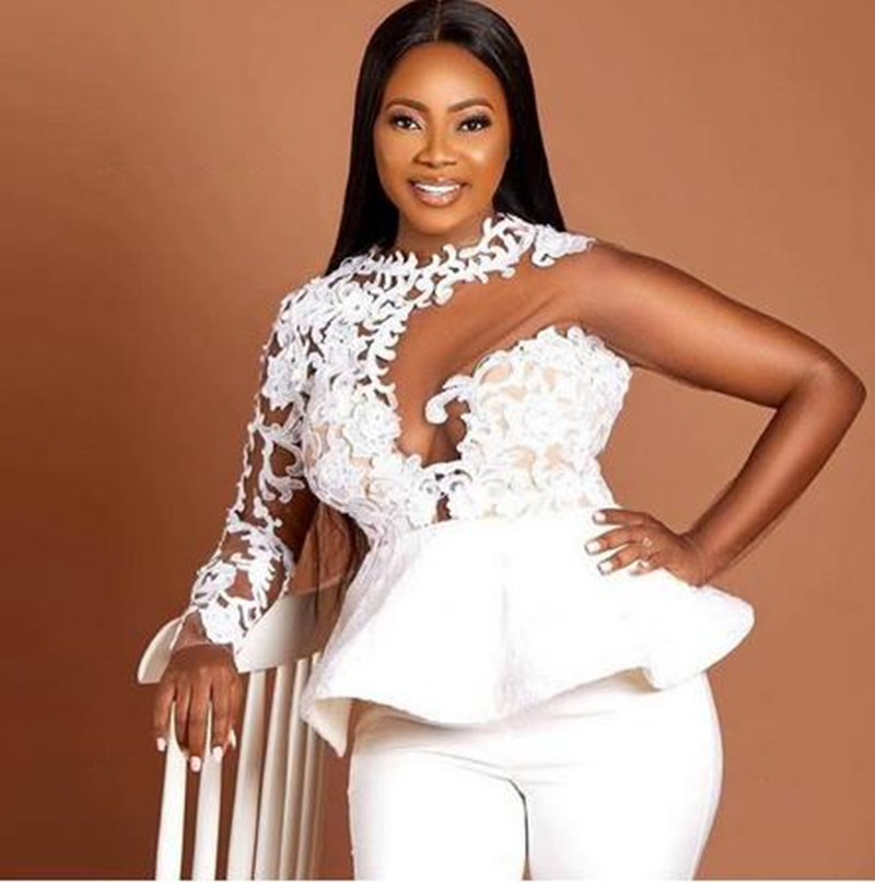 Jumpsuit Prom Dresses For African Women Illusion Long Sleeve Lace Appliques Black Girls Ivory White Satin Party Evening Gowns Pant Suits Pageant Dress